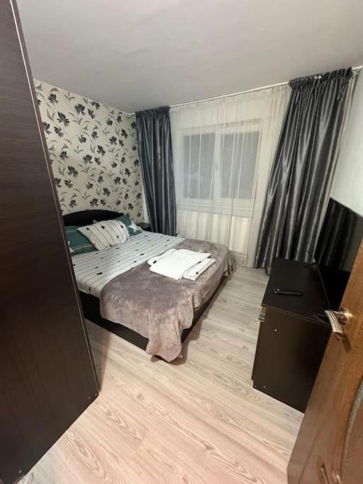 Apartament De Inchiriat 2 Camere クラヨーヴァ エクステリア 写真